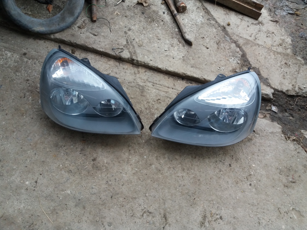 Faruri Far Renault Clio,Clio symbol 2 2002 2008 pe fundal Gri