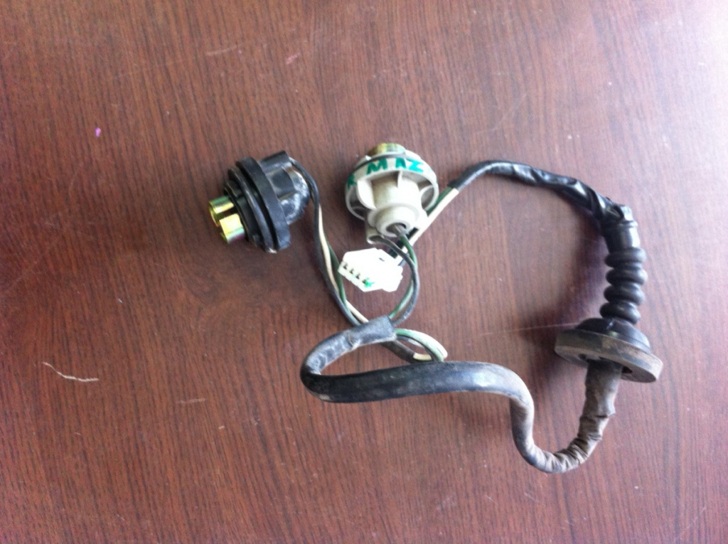Fasung lampa stop dreapta pe aripa Mazda 626 GE [1991 - 1997] Liftback 2.0 MT (116 hp) 2.0i