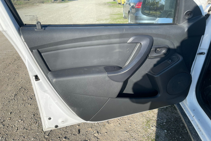 Fata usa fata stanga Dacia Duster [facelift] [2013 - 2017] SUV 5-usi 1.6 MT (105 hp)