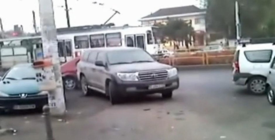 Faza saptamanii: cum sa dai la o parte un Logan care iti blocheaza masina. Ca berbecul! Faza saptamanii: cum sa dai la o parte un Logan care iti blocheaza masina. Ca berbecul!