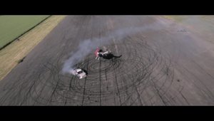 Felix Baumgartner urmareste o masina de drift cu un elicopter