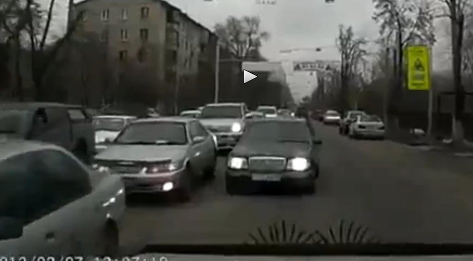 Femeie vs. nesimtit care merge pe contrasens. Exemplu clasic din trafic! Femeie vs. nesimtit care merge pe contrasens. Exemplu clasic din trafic!