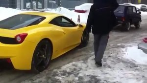 Ferrari 458 Italia tractat de Lada Niva