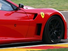 Ferrari 599XX a fost surprins in teste pe circuitul Fiorano