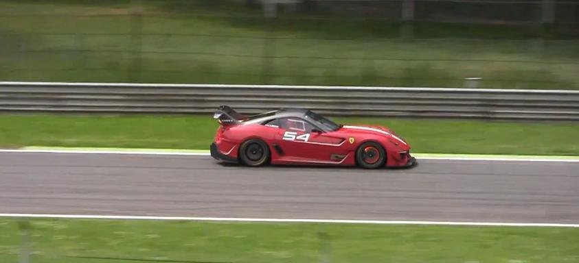 Ferrari 599XX Evolution la joaca printre sunete demonice de evacuare!