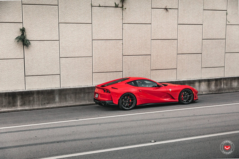 Ferrari 812 Superfast cu jante Vossen