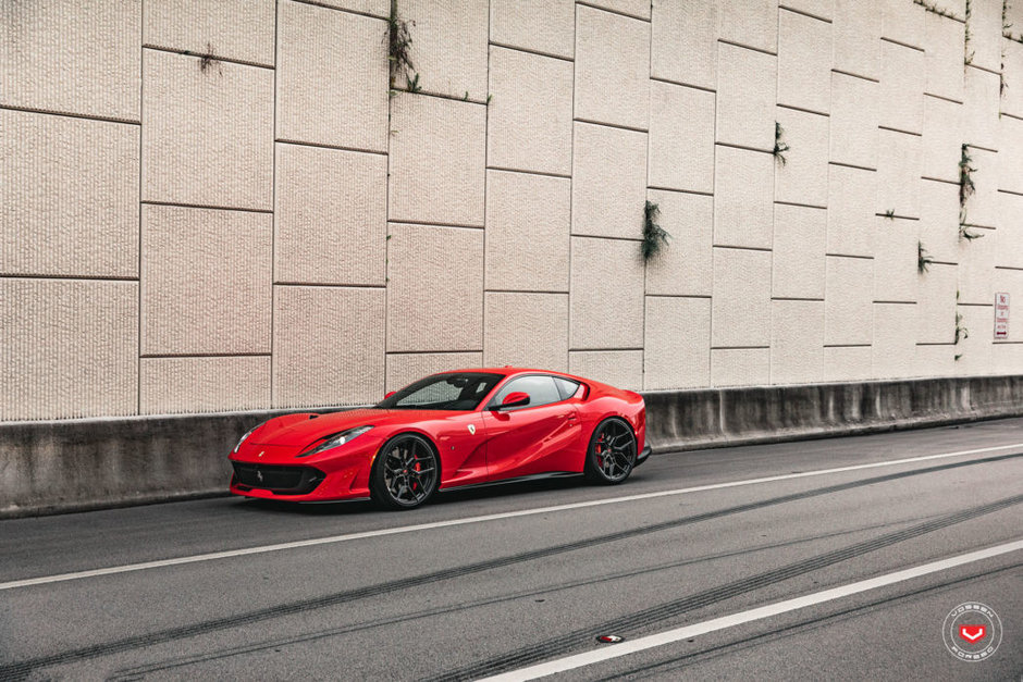 Ferrari 812 Superfast cu jante Vossen