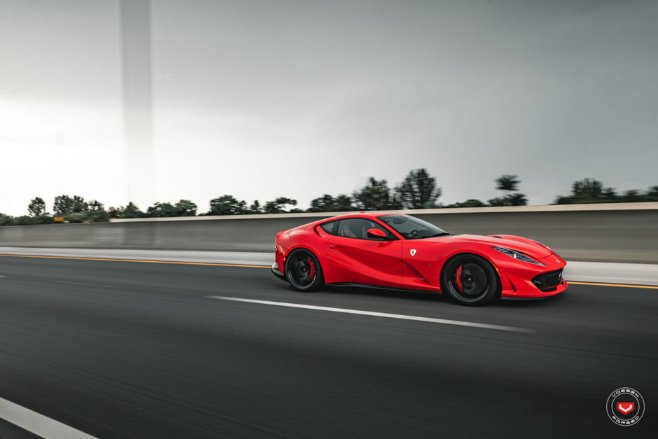 Ferrari 812 Superfast cu jante Vossen