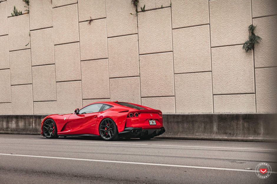 Ferrari 812 Superfast cu jante Vossen