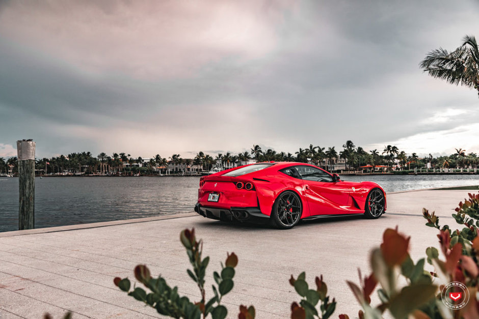 Ferrari 812 Superfast cu jante Vossen