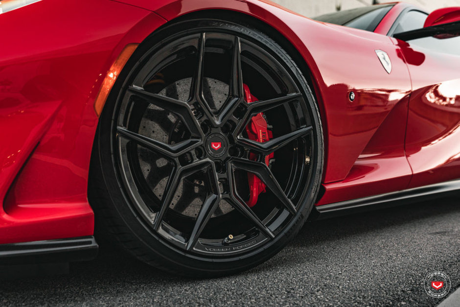 Ferrari 812 Superfast cu jante Vossen