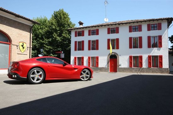 Ferrari F12 Berlinetta isi face aparitia in noi poze oficiale, pare gata de actiune