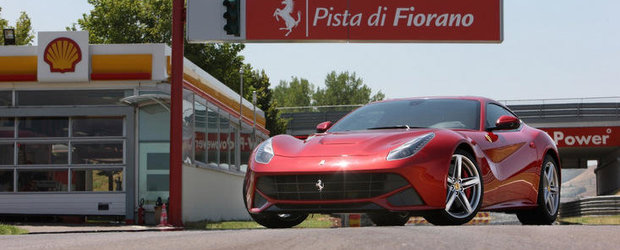 Ferrari F12 Berlinetta isi face aparitia in noi poze oficiale, pare gata de actiune