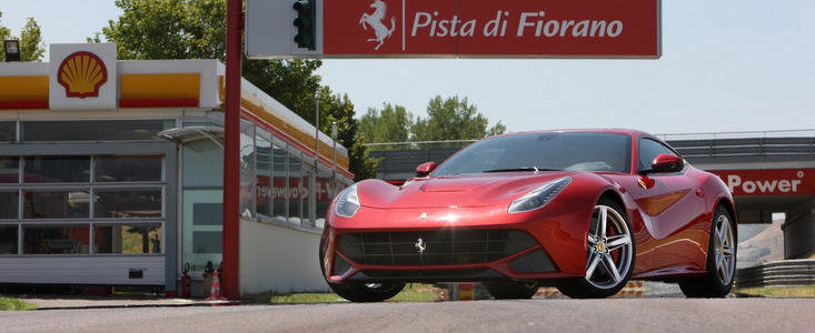 Ferrari F12 Berlinetta isi face aparitia in noi poze oficiale, pare gata de actiune Ferrari F12 Berlinetta isi face aparitia in noi poze oficiale, pare gata de actiune