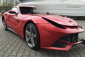 Ferrari F12 lovit de vanzare