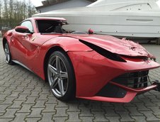 Ferrari F12 lovit de vanzare