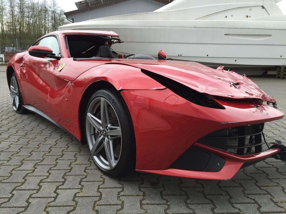 Ferrari F12 lovit de vanzare