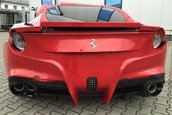 Ferrari F12 lovit de vanzare