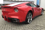 Ferrari F12 lovit de vanzare