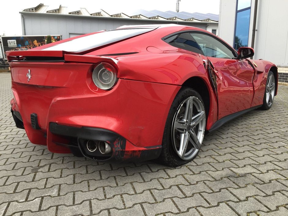 Ferrari F12 lovit de vanzare