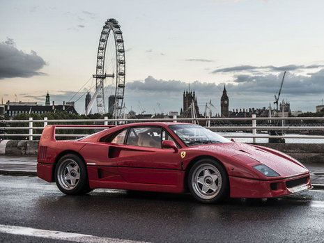 Ferrari F40 cu interior din piele