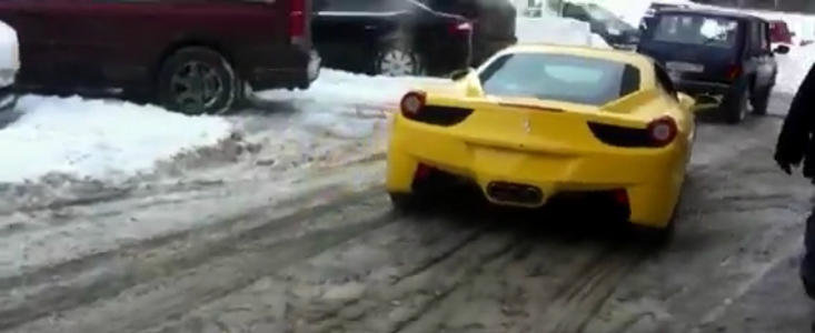Ferrari tractat de Lada Niva dupa ce s-a ales cu frana de mana inghetata Ferrari tractat de Lada Niva dupa ce s-a ales cu frana de mana inghetata