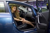 Fetele de la Moscow International Auto Salon 2012
