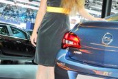 Fetele de la Moscow International Auto Salon 2012