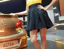 Fetele de la Moscow International Auto Salon 2012