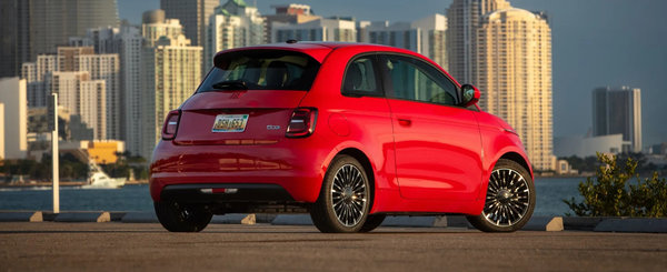 Fiat va lansa o versiune cu motor termic a noului 500 pentru ca nimeni nu mai cumpara varianta 100% electrica
