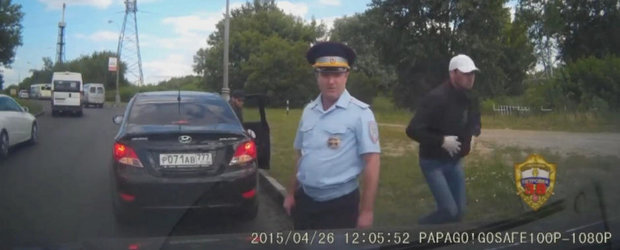 Filmul care surprinde un 'politist' in timp ce jefuieste o masina din Rusia