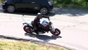 Filmul care te va face sa-ti iei un Ducati Monster 821