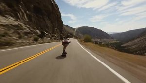 Filmul saptamanii: drifturi cu skateboardul printre masini