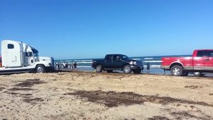 Filmul Zilei: Un Ford F150 'salveaza' un cap tractor blocat in nisip