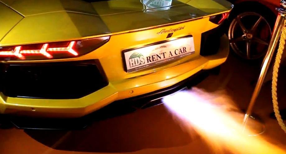 Flacari uriase pe evacuarea unui Aventador de inchiriat in Dubai Flacari uriase pe evacuarea unui Aventador de inchiriat in Dubai