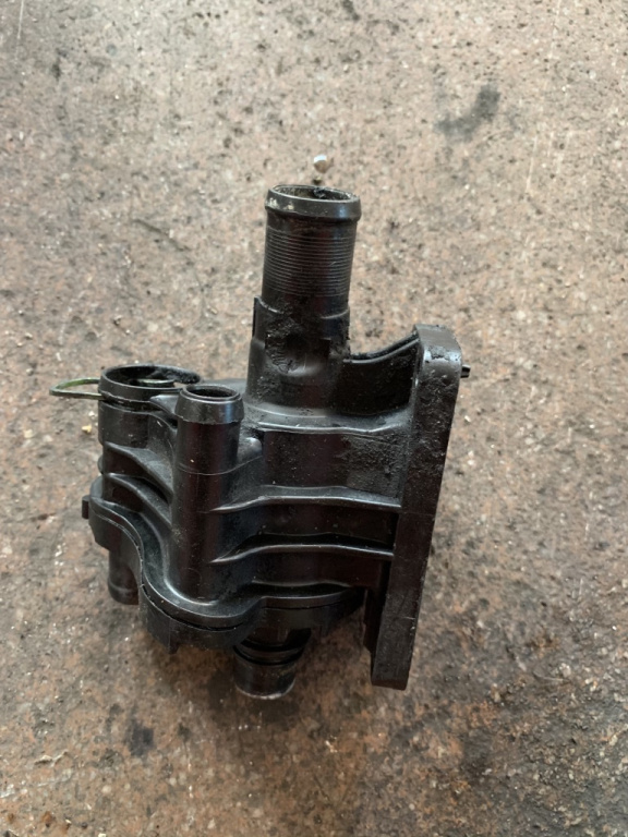 Flansa termostat Ford Focus 2 [2004 - 2008] Hatchback 5-usi 1.6 TDCi MT (109 hp) G8DB, G8DD, G8DA
