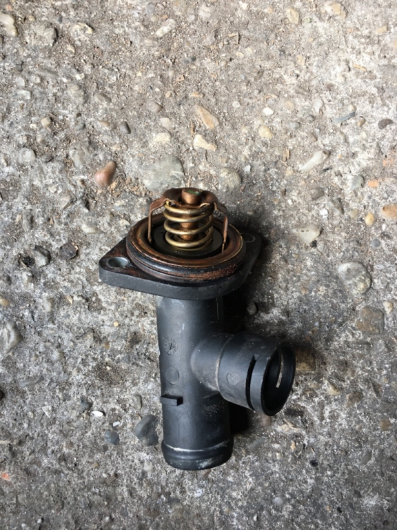 Flansa termostat Volkswagen VW Passat B6 [2005 - 2010] Sedan 4-usi 2.0 TDI DSG (170 hp) (3C2)