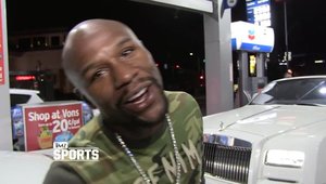 Floyd Mayweather ii arata unui jurnalist flota de masini cu care circula de obicei