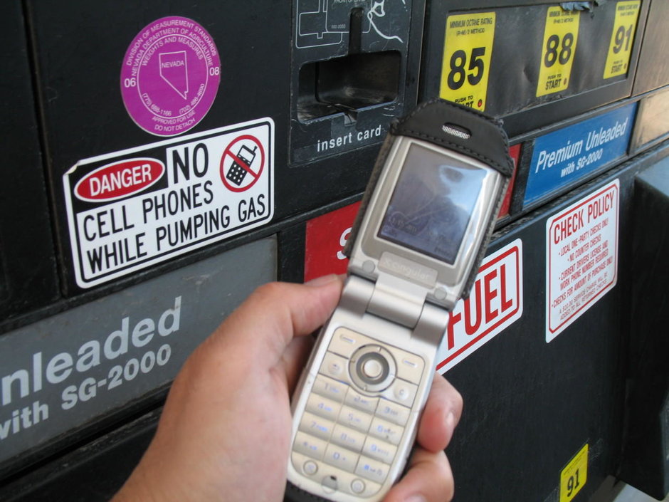 Folosirea telefonului mobil in benzinarii, interzisa: CUM TI SE PARE?