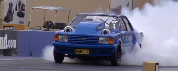 Ford Cortina twin-turbo pe pista de drag-racing