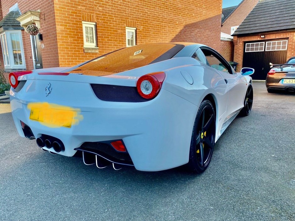 Ford Cougar transformat in Ferrari 458 Italia