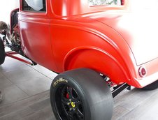 Ford din 1932 cu motor de Ferrari