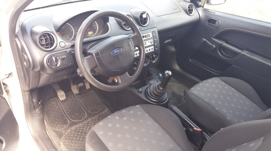 Ford Fiesta 1.3L, fara optiuni 2004