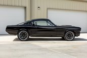 Ford Mustang Fastback cu motor de 7.0 litri