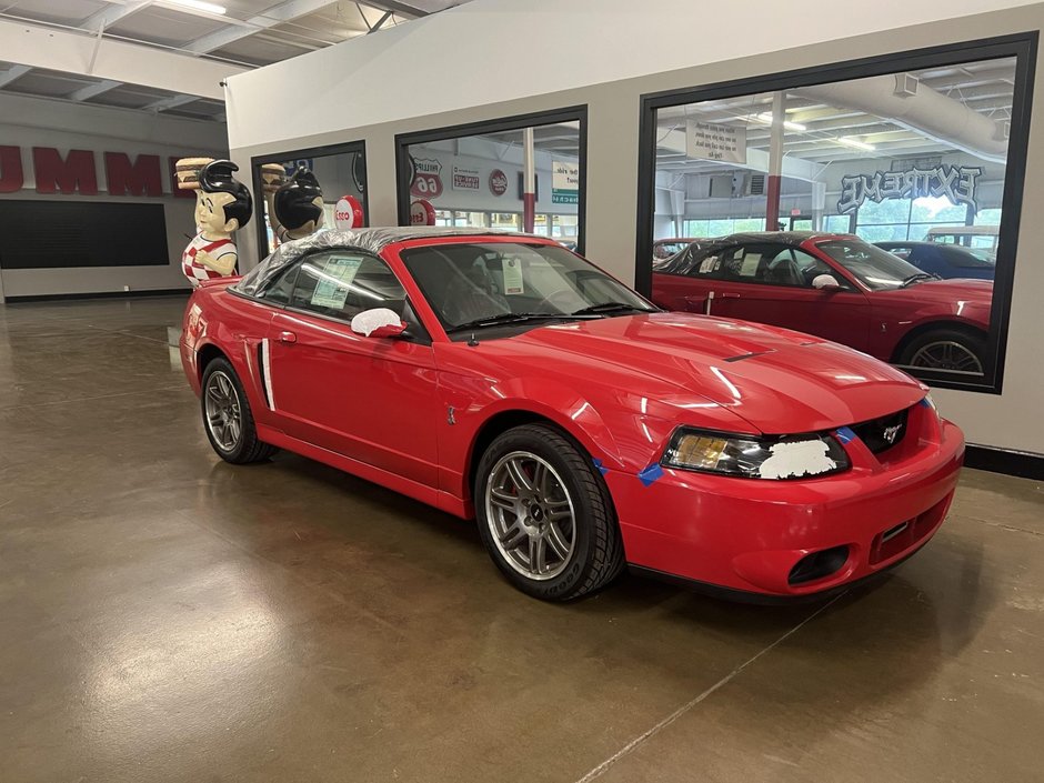 Ford Mustang SVT Cobra Convertible cu 8.8 kilometri la bord