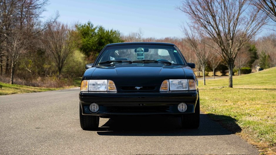 Ford Mustang SVT Cobra cu 20 de kilometri la bord