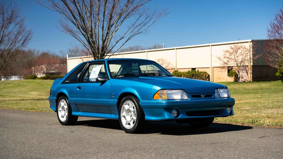 Ford Mustang SVT Cobra cu 50 de kilometri la bord