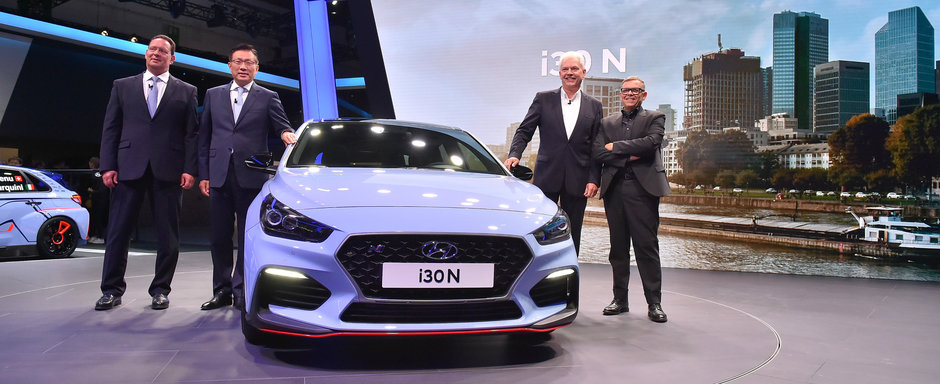Fostul sef de la BMW M isi bate joc pe fata de Golf-ul GTI: "Dupa doua ture de circuit nu mai este bun de nimic!" Fostul sef de la BMW M isi bate joc pe fata de Golf-ul GTI: "Dupa doua ture de circuit nu mai este bun de nimic!"