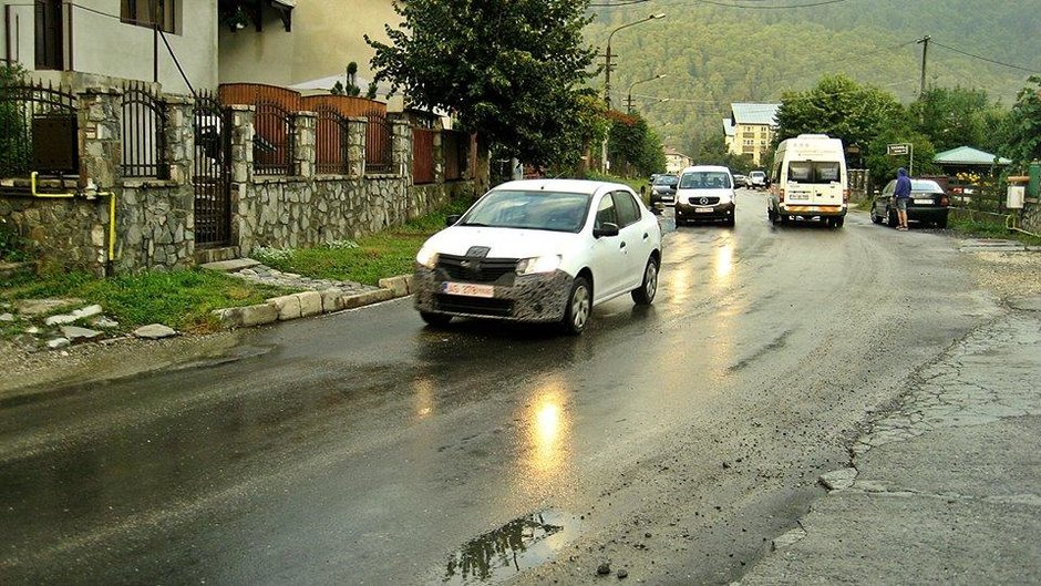 FOTO EXCLUSIV: Dacia pregateste deja un facelift pentru Logan si Sandero?