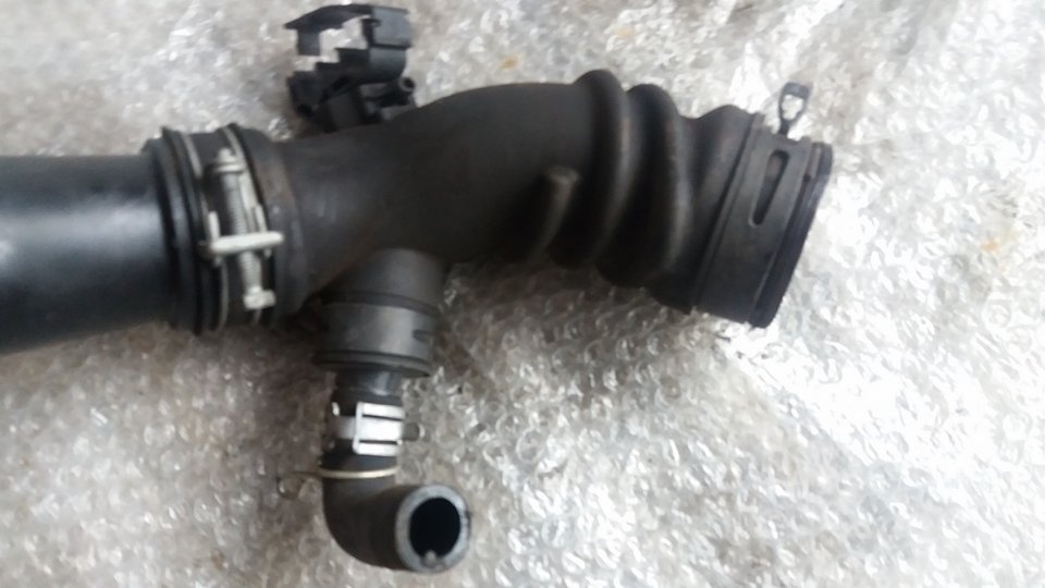 Furtun admisie 1.4 d toyota yaris p13 1nd-tv 66kw 90 cp dupa 2010 17882-33010a1